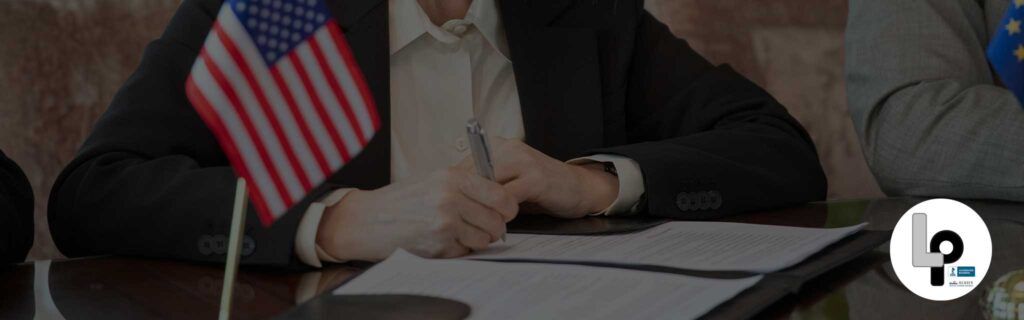Migrantes con documentos legales en la mano, buscando servicios de traducción certificada para trámites migratorios.