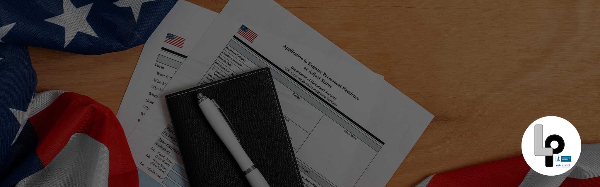 Ilustración de migrantes firmando un poder notarial con asistencia legal y traducción certificada