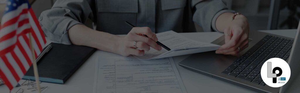 Personas migrantes cruzando una frontera con documentos en mano, simbolizando la necesidad de traducción online profesional.