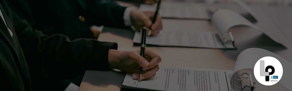 Imagen ilustrativa de documentos certificados siendo apostillados y traducidos por profesionales para uso internacional