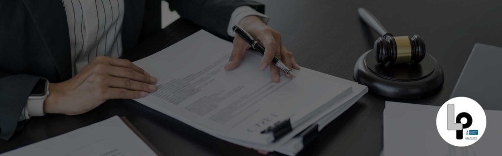 Traductora profesional revisando documentos legales certificados con sello oficial