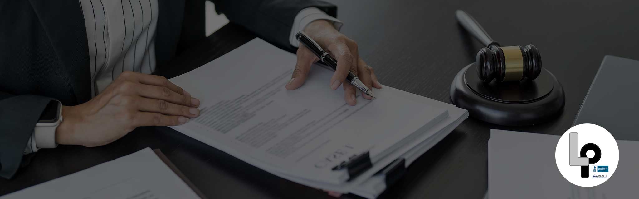 Traductora profesional revisando documentos legales certificados con sello oficial