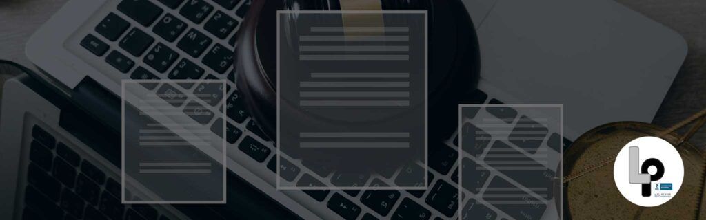 Traductor legal revisando contratos de software para traducción certificada con herramientas digitales.