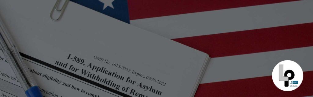 Persona revisándose documentos legales con sello de traducción certificada