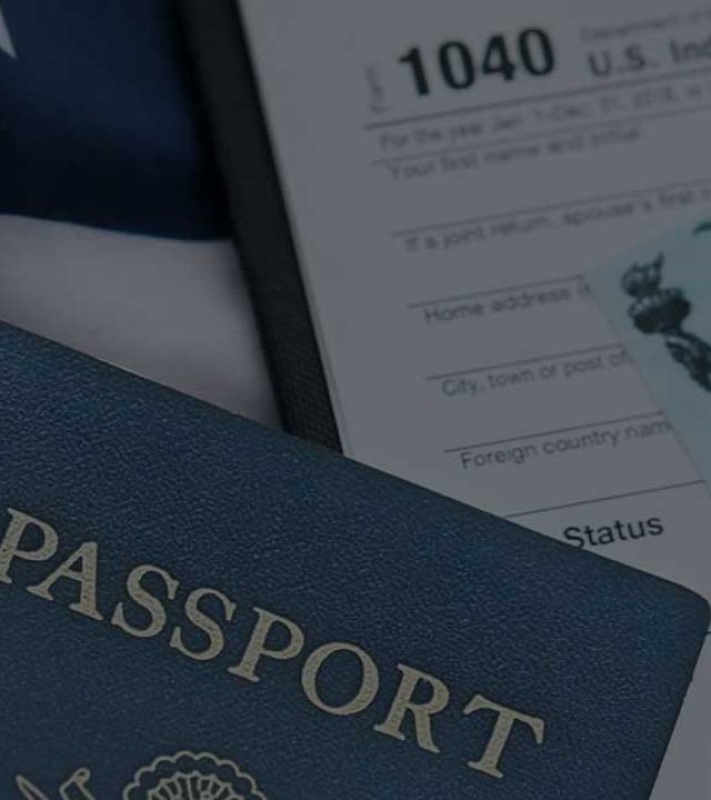 Banner con documentos legales, sellos oficiales y banderas de EE.UU., España, Francia, Alemania y Australia, simbolizando migración y traducción certificada.