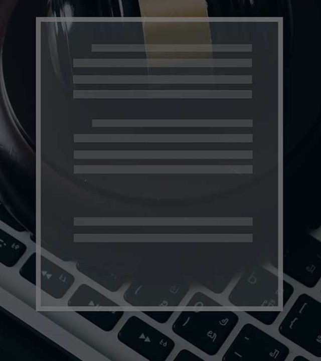 Traductor legal revisando contratos de software para traducción certificada con herramientas digitales.