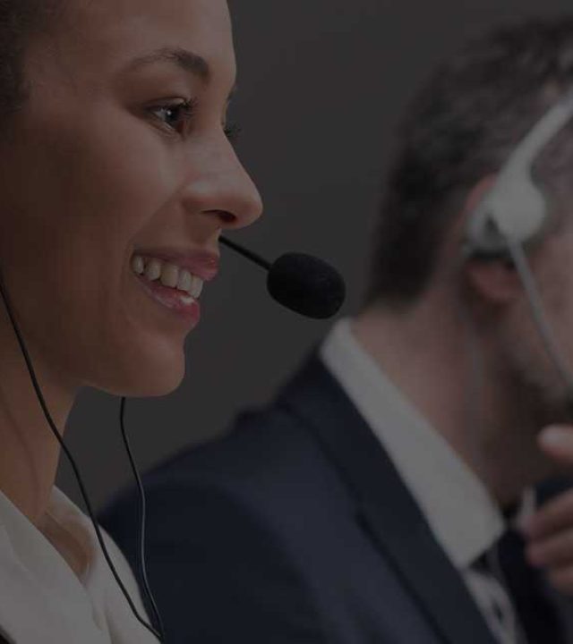 Mujer intérprete profesional con audífonos traduciendo en tiempo real durante una conferencia internacional